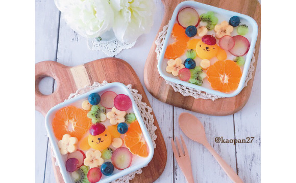 為大家介紹可以簡單完成的卡通人物餐點! 這次帶給各位的是”布丁狗水果滿點牛奶布丁” 窪田香理、