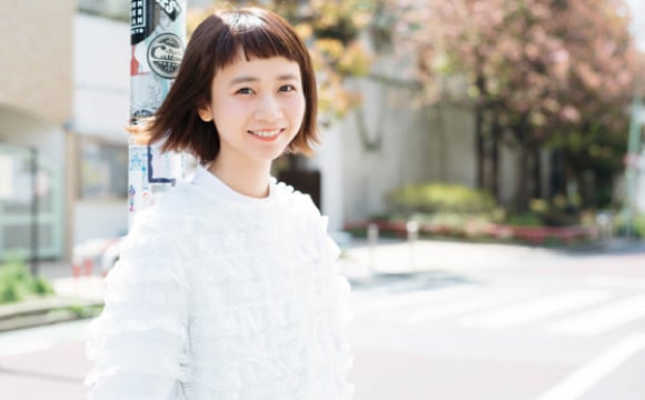 在專輯「夏芽旋律」發行之前，從演藝活動到服裝流行的講究我們對三戶夏芽進行了貼身採訪！ 三戶夏芽、