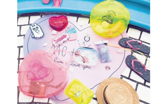 從心型太陽眼鏡到海灘拖鞋！夏天出外最適合的單品都在大創♡ 大創、