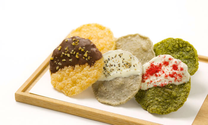 日本仙貝品牌「一八〇°」推出點綴上巧克力及橘子皮的限定商品販售 日本料理、