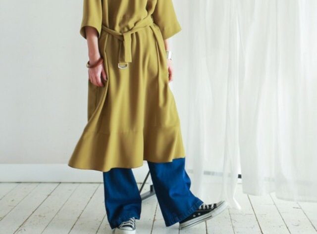 現正流行的層次穿搭：連身洋裝＋丹寧褲 