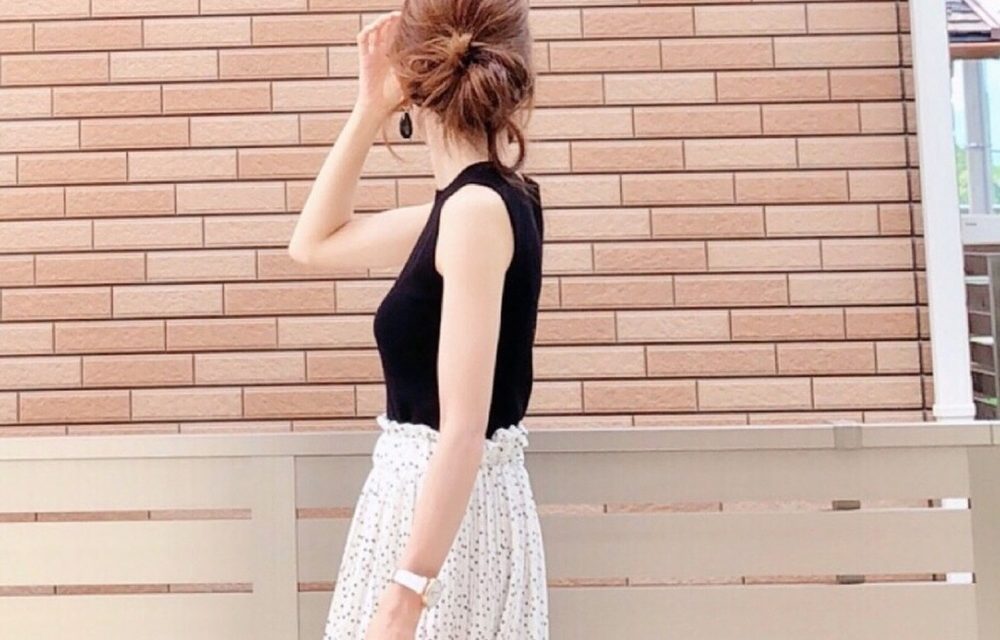 日本女孩的夏日定番款，用微高領無袖黑上衣穿搭出可愛與女人味 