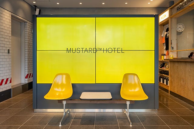 【澀谷】蓋在電車鐵道上的旅店「MUSTARD HOTEL SHIBUYA」極簡、前衛、創新 