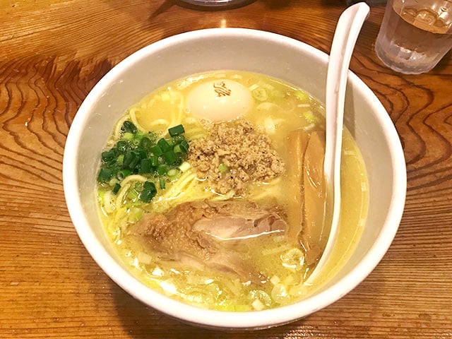 【池袋】在地人不排一蘭都排這！雞叉燒與膠原蛋白湯頭　濃郁系雞湯拉麵「雞之穴」 